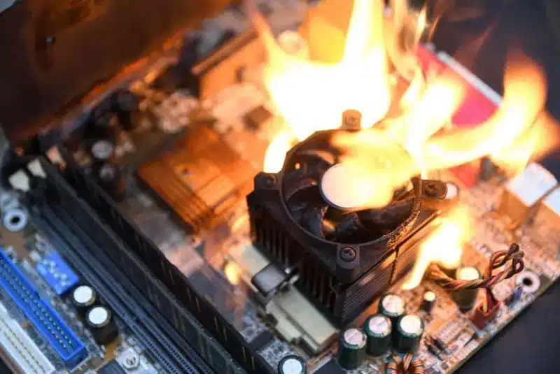 Quạt tản nhiệt CPU không quay do bị hỏng vì CPU hoạt động quá nhiệt